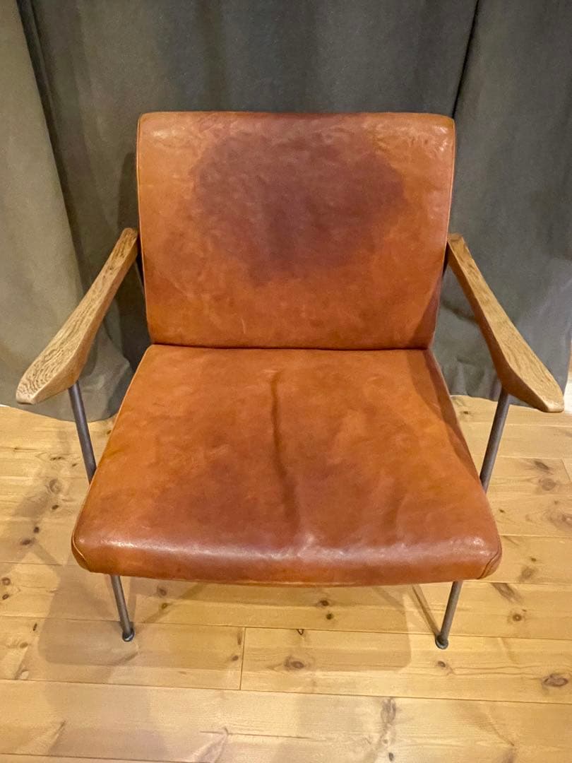 トラックファニチャー　FURROWED-LEATHER ARM CHAIR