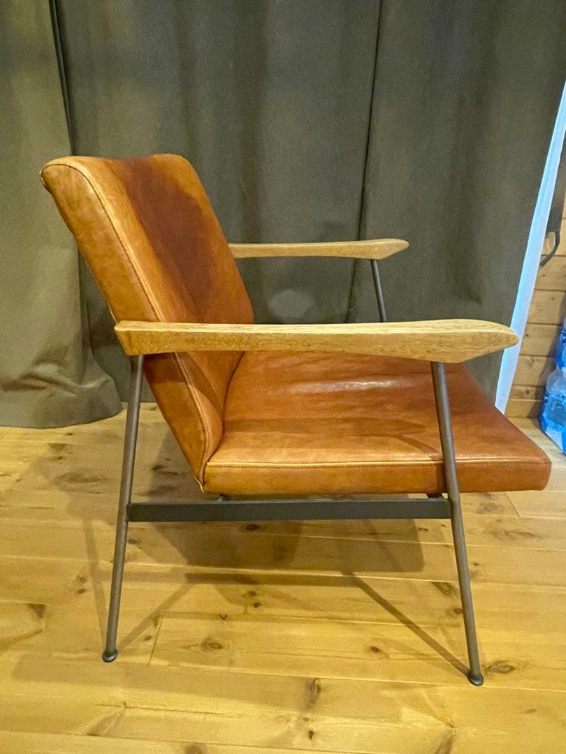 トラックファニチャー　FURROWED-LEATHER ARM CHAIR