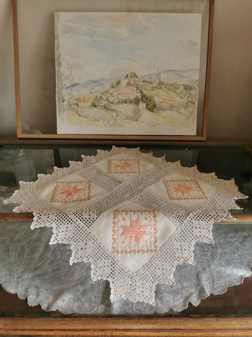 アンティーク北欧 コーラルピンクハーダンガー刺繍＆ベージュクロシェ編リネンクロス