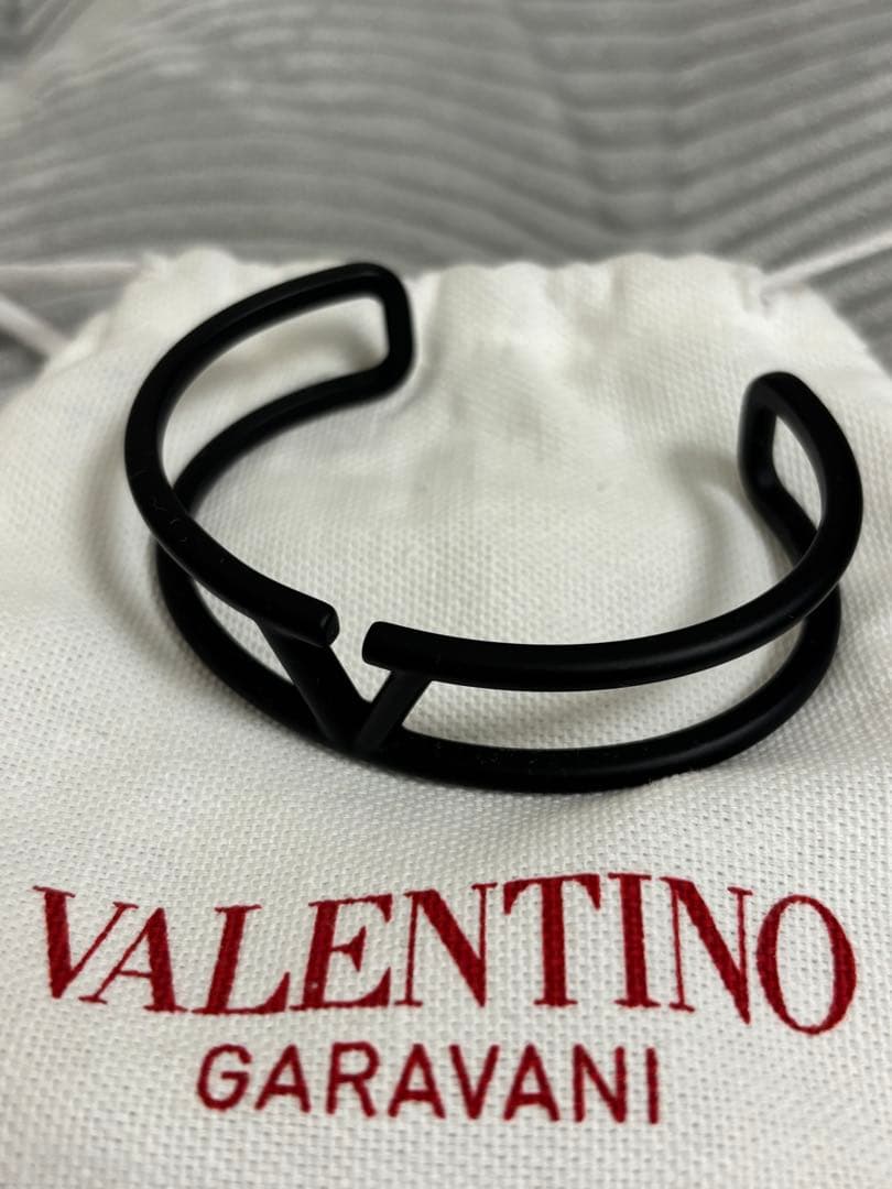 k*c様 ほぼ新品　バレンチノ　メンズカフ　バングル　ブレスレット　マットブラッ