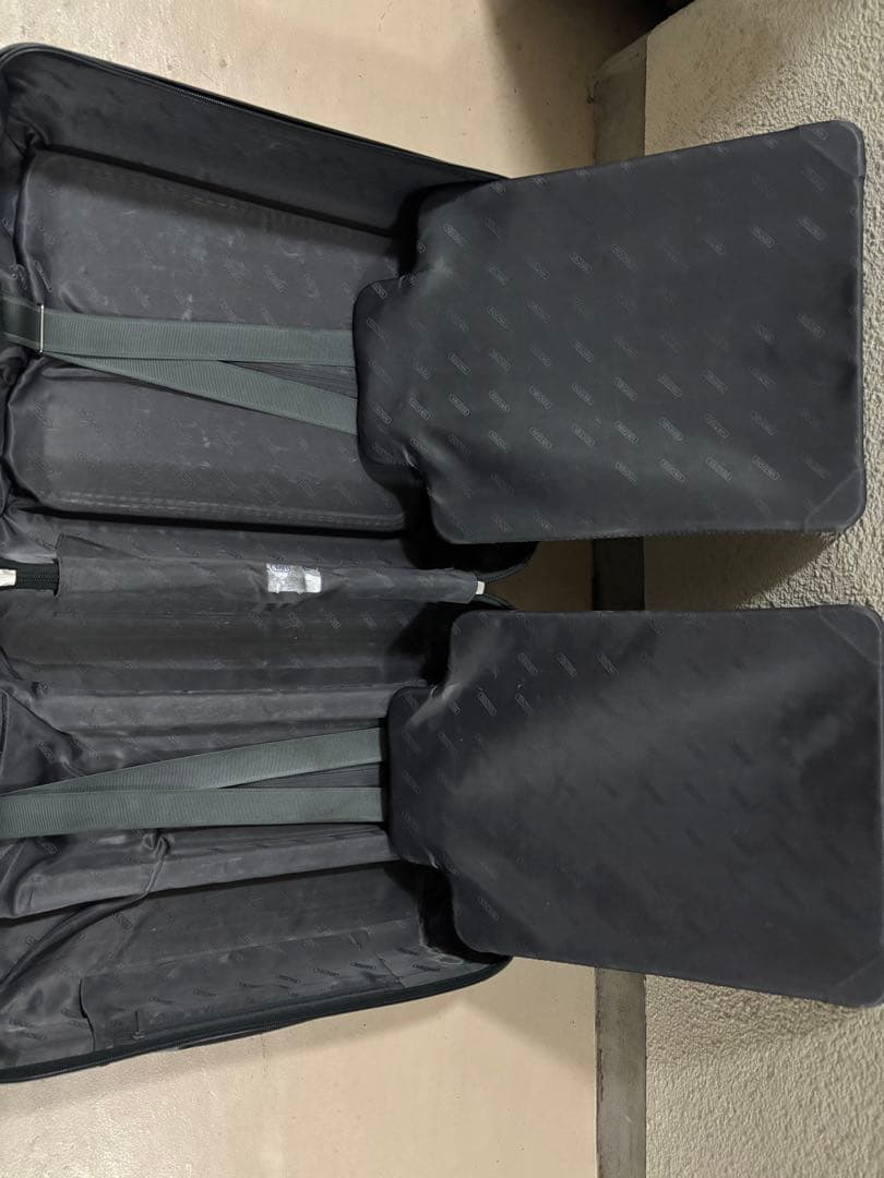 ブラック キャリーケース　RIMOWA