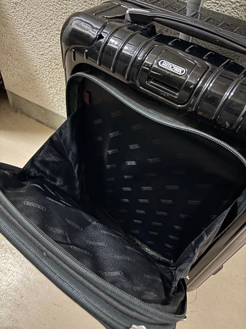 ブラック キャリーケース　RIMOWA