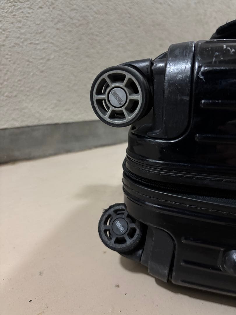 ブラック キャリーケース　RIMOWA