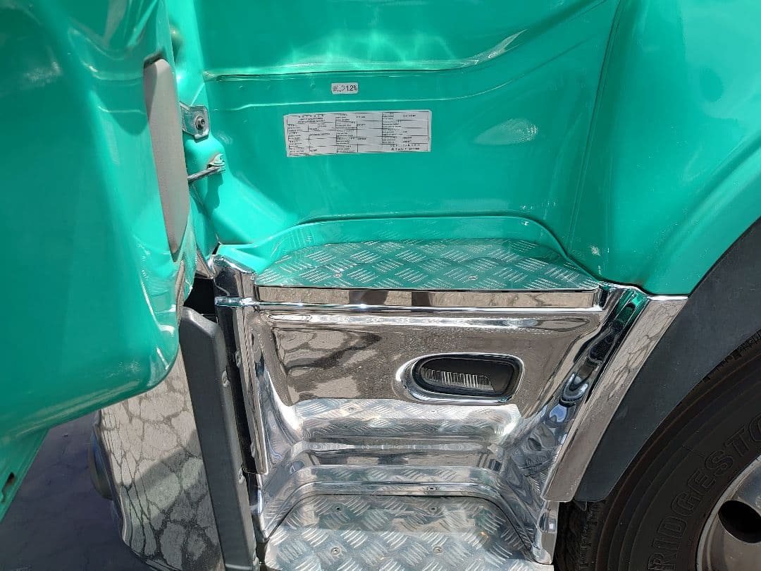 クオン　サイドステップ　アルミ縞板　上下段セット　ボルトナット付き