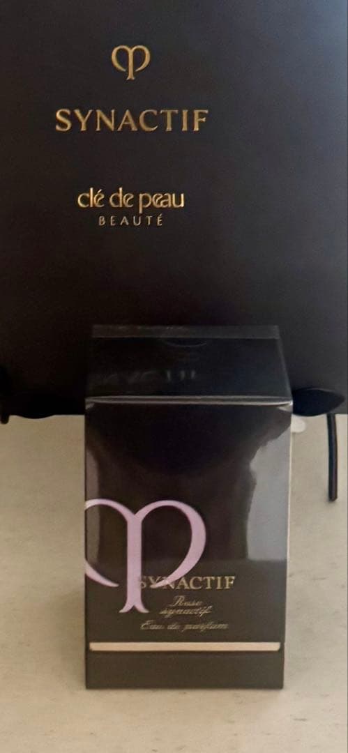 ローズシナクティフ　オードパルファム　新品　未開封　巾着付