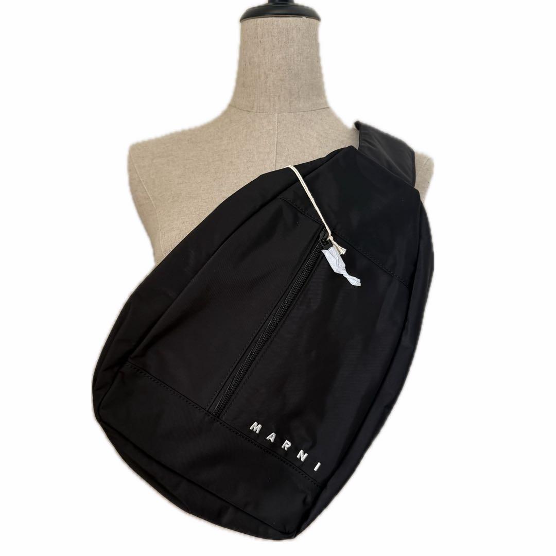 大人もOK！MARNI ブラック ボディバッグ 斜めがけ