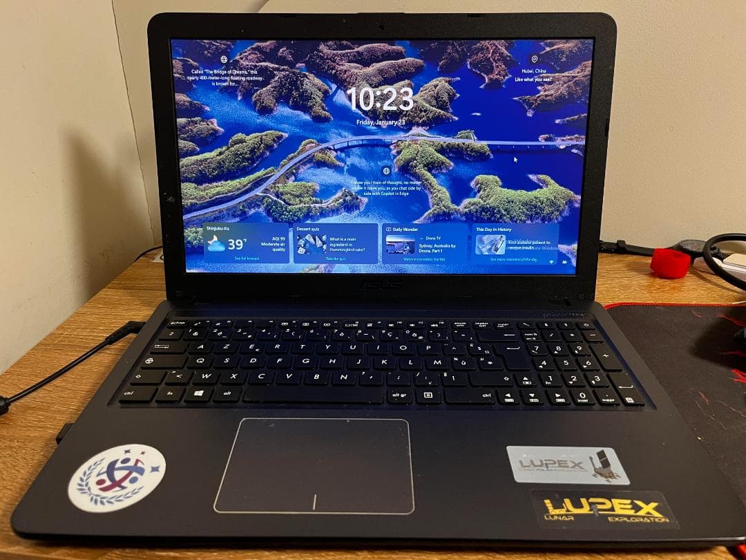ASUS VivoBook i7 8GB 256GB SSD 動作確認済み