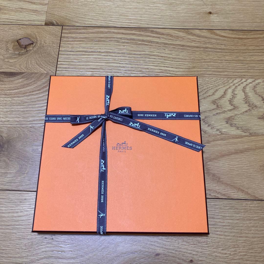 新品未使用　HERMES　エルメス　スカーフ　カレ90 箱、リボン、袋付き