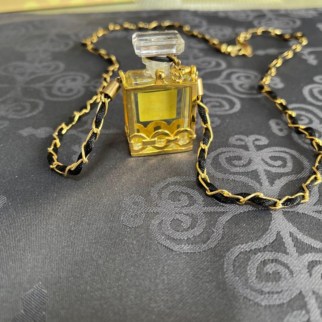 CHANEL N°19 香水ボトルペンダント
