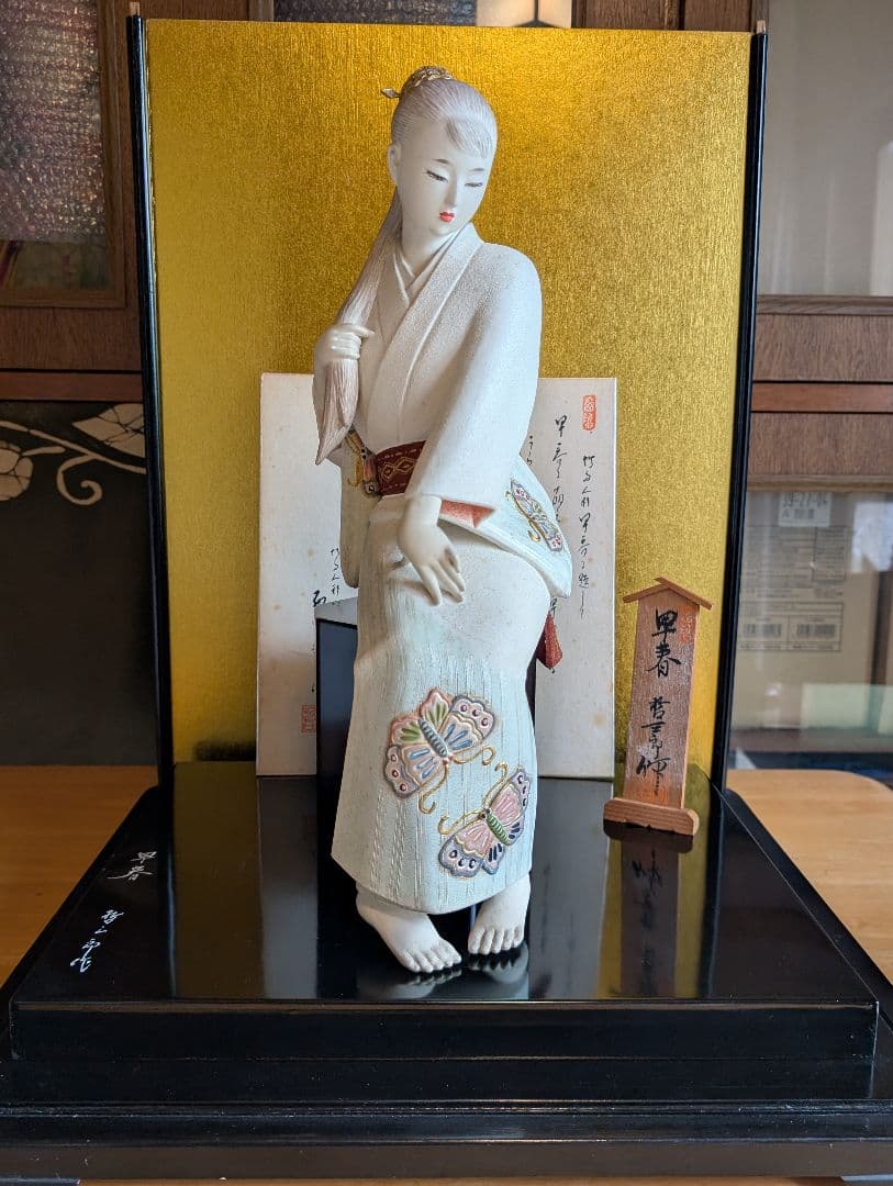 西頭哲三郎作 陶器製日本人形 「早春」- 繊細な美しさが光る逸品 レアな色紙つき