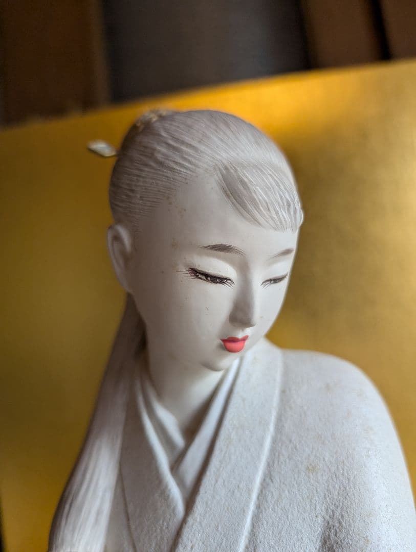 西頭哲三郎作 陶器製日本人形 「早春」- 繊細な美しさが光る逸品 レアな色紙つき