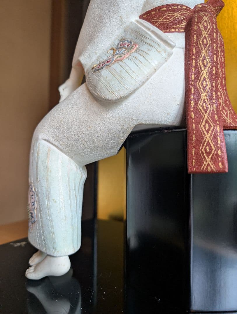 西頭哲三郎作 陶器製日本人形 「早春」- 繊細な美しさが光る逸品 レアな色紙つき