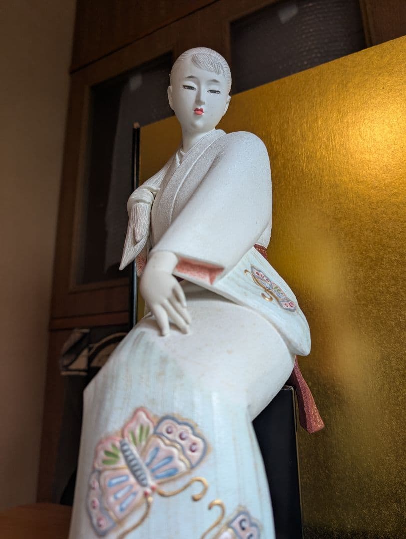 西頭哲三郎作 陶器製日本人形 「早春」- 繊細な美しさが光る逸品 レアな色紙つき