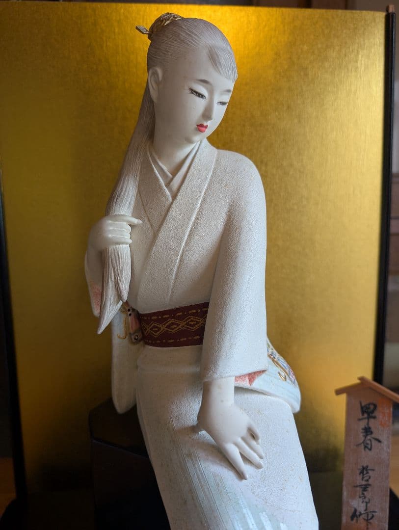 西頭哲三郎作 陶器製日本人形 「早春」- 繊細な美しさが光る逸品 レアな色紙つき