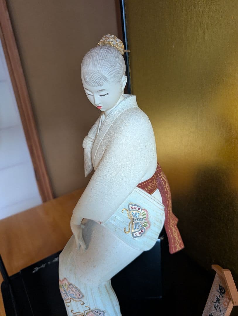 西頭哲三郎作 陶器製日本人形 「早春」- 繊細な美しさが光る逸品 レアな色紙つき
