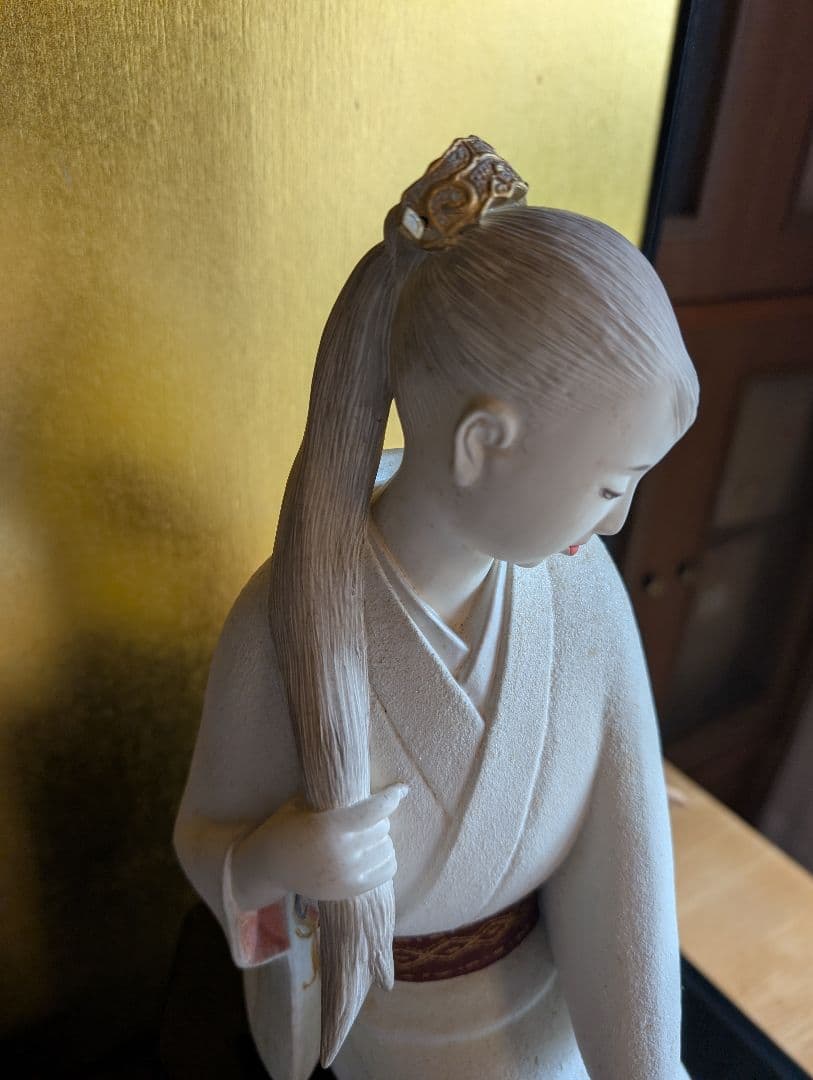 西頭哲三郎作 陶器製日本人形 「早春」- 繊細な美しさが光る逸品 レアな色紙つき