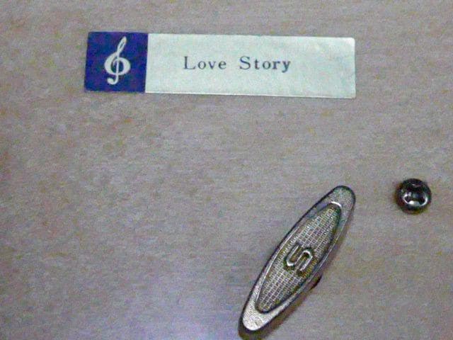 美しい象嵌のオルゴール宝石箱です。曲はラブストーリーです。