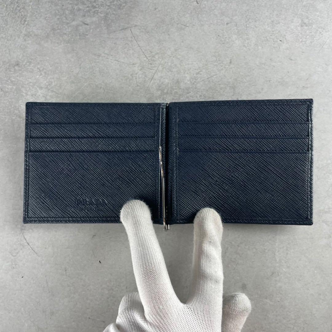 【美品】プラダ マネークリップ 財布 三角ロゴ サフィアーノ レザー 紺色