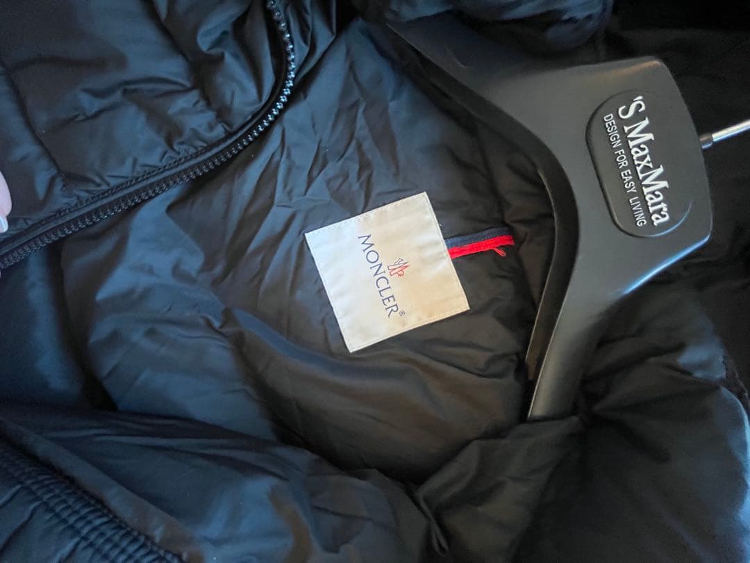 MONCLER フード付きブラックダウンジャケット