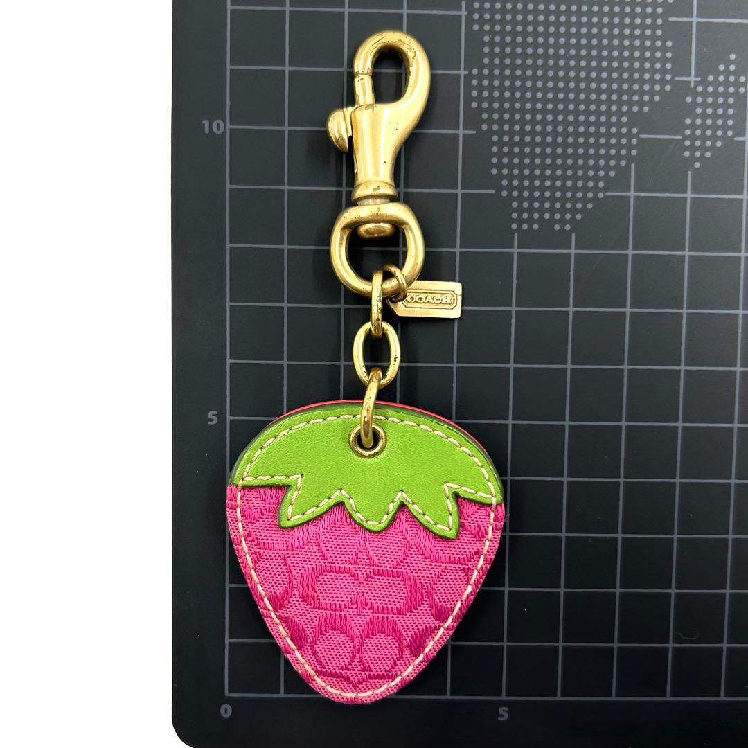 美品 コーチ 654 バッグチャーム キーホルダー イチゴ シグネチャー
