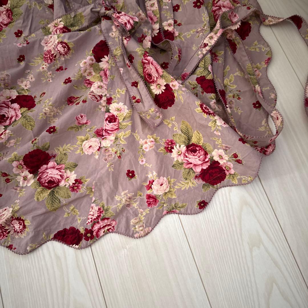 フリルたくし上げ付き花柄エプロンスカート