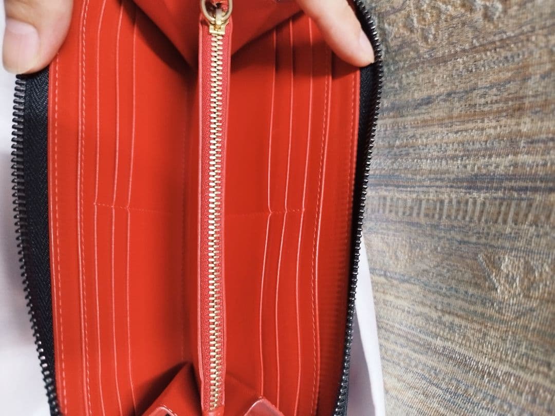 Christian Louboutin パネトーネ 長財布 ラウンドファスナー