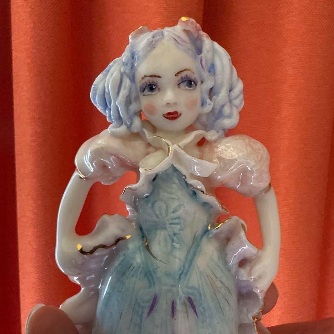 青いドレスの陶器製人形