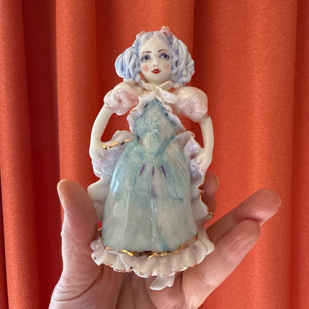 青いドレスの陶器製人形