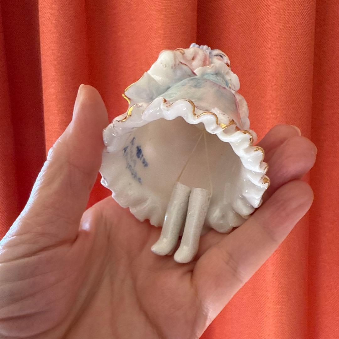 青いドレスの陶器製人形