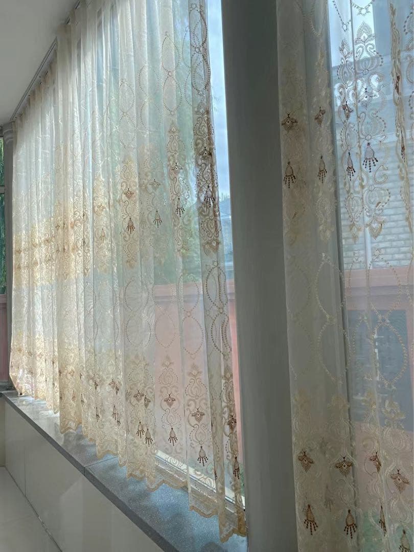 33番ベージュ刺繍入りレースカーテン　[幅150cm][2枚入り]