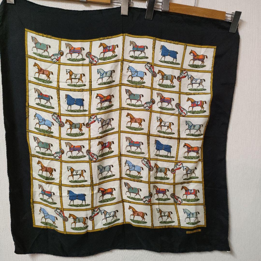 エルメス　カレ　パドックにいる48頭の馬 ブラック シルク