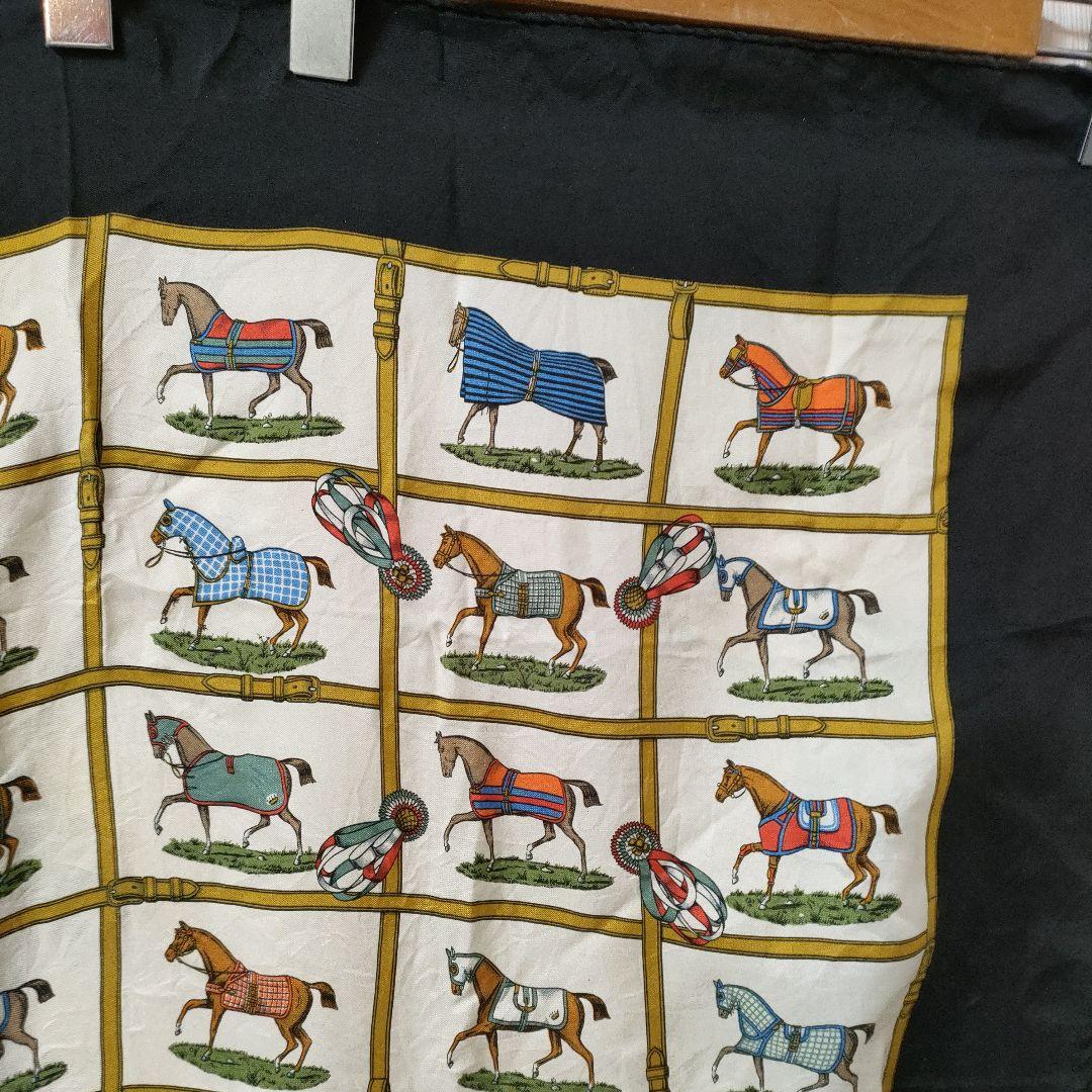 エルメス　カレ　パドックにいる48頭の馬 ブラック シルク