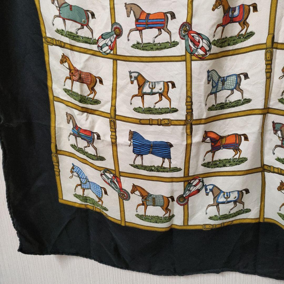 エルメス　カレ　パドックにいる48頭の馬 ブラック シルク