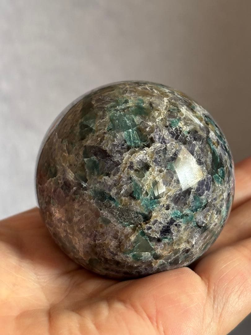 レアストーン　アイオライト&エメラルド&トルマリンの共生　5.5cm スフィア