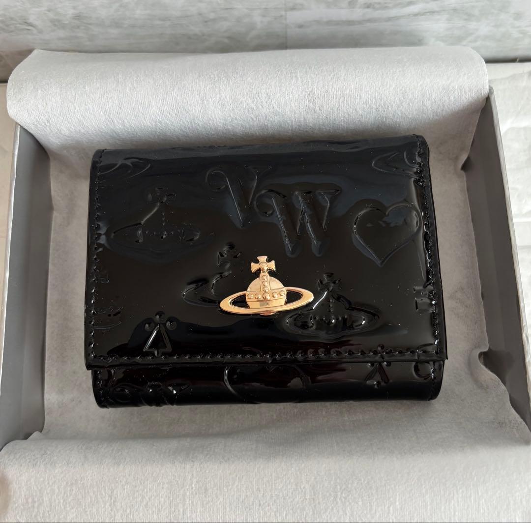 vivian westwood大人可愛いブラックエナメル型押しオーブ三つ折　財布