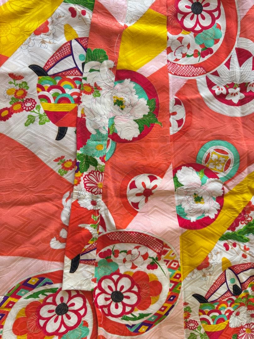 七五三に★アンティーク着物　コーラルピンクに切嵌文　糸巻きと四季花々　5歳　7歳