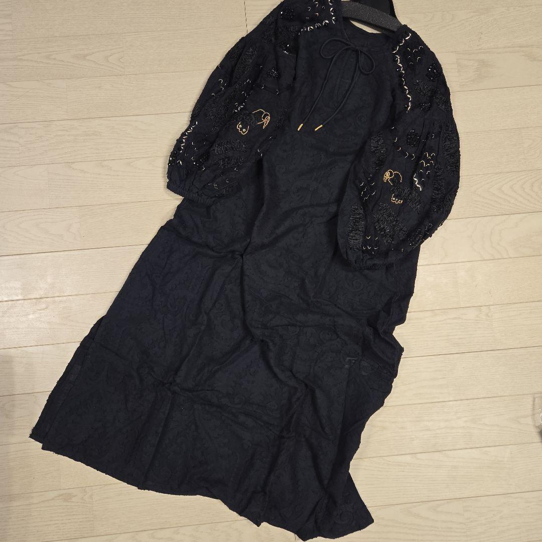 ヤマダヤ福袋2026　ブラック刺繍バルーンスリーブワンピース