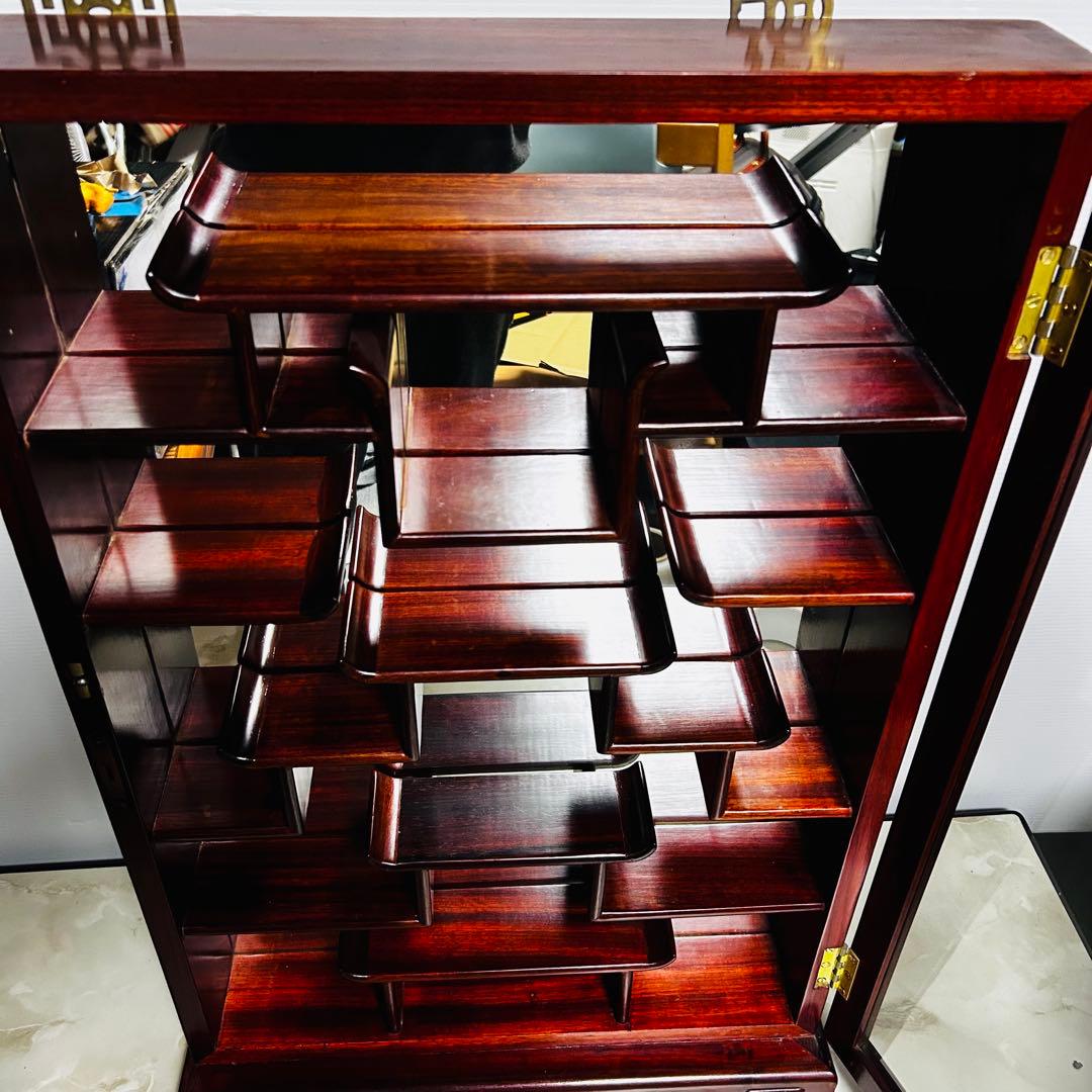 【美品】葡萄彫刻 木製ディスプレイ キャビネット 背面ミラー 唐木 飾り棚 骨董