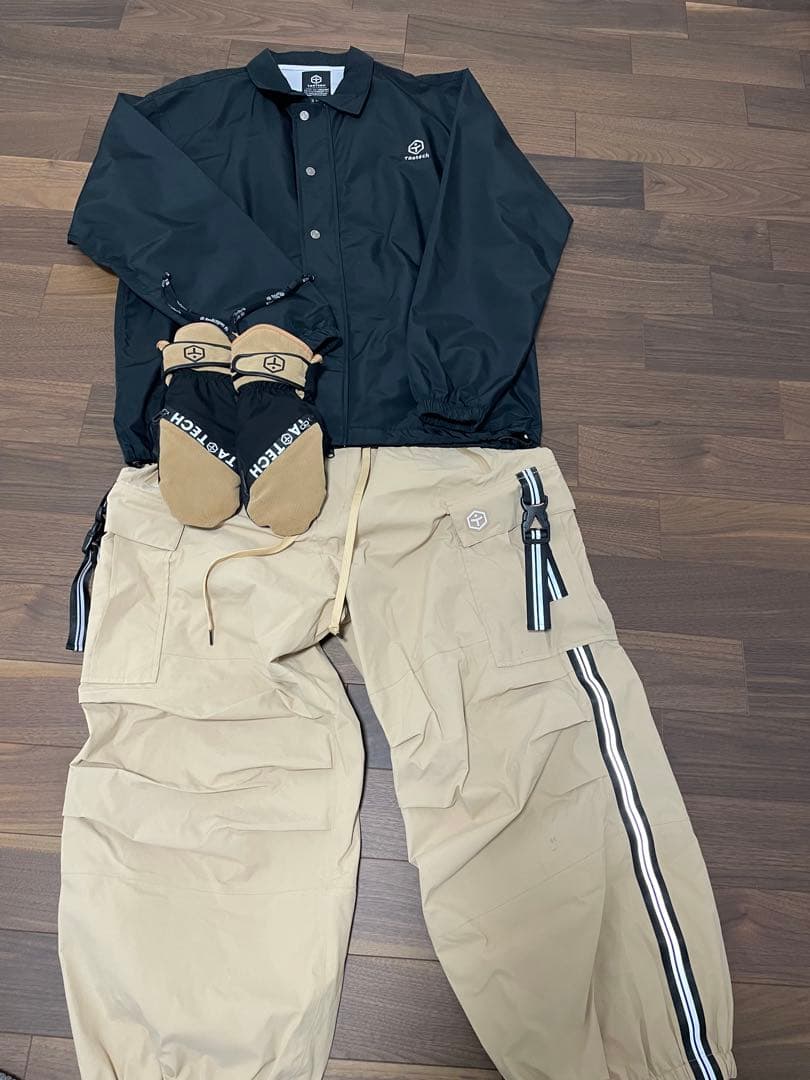 TAOTECH タオテックのコーチジャケットとベージュカーゴパンツセット