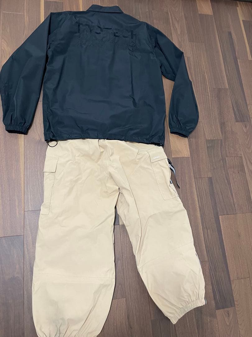 TAOTECH タオテックのコーチジャケットとベージュカーゴパンツセット