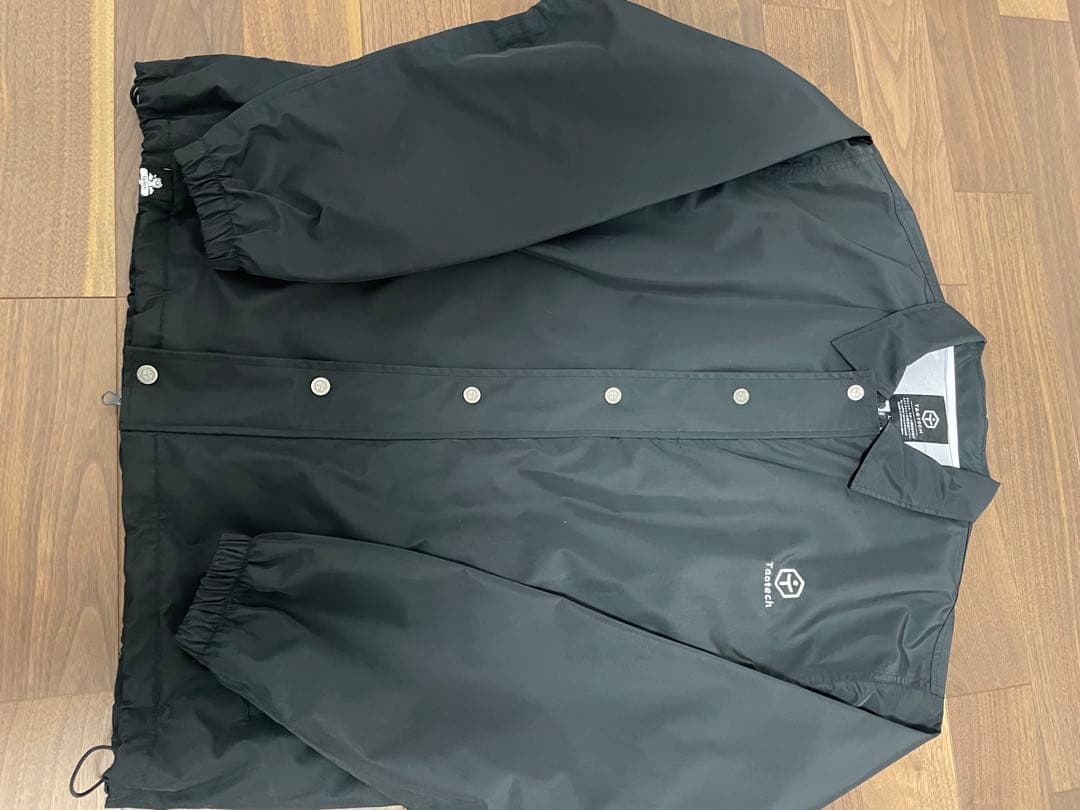 TAOTECH タオテックのコーチジャケットとベージュカーゴパンツセット