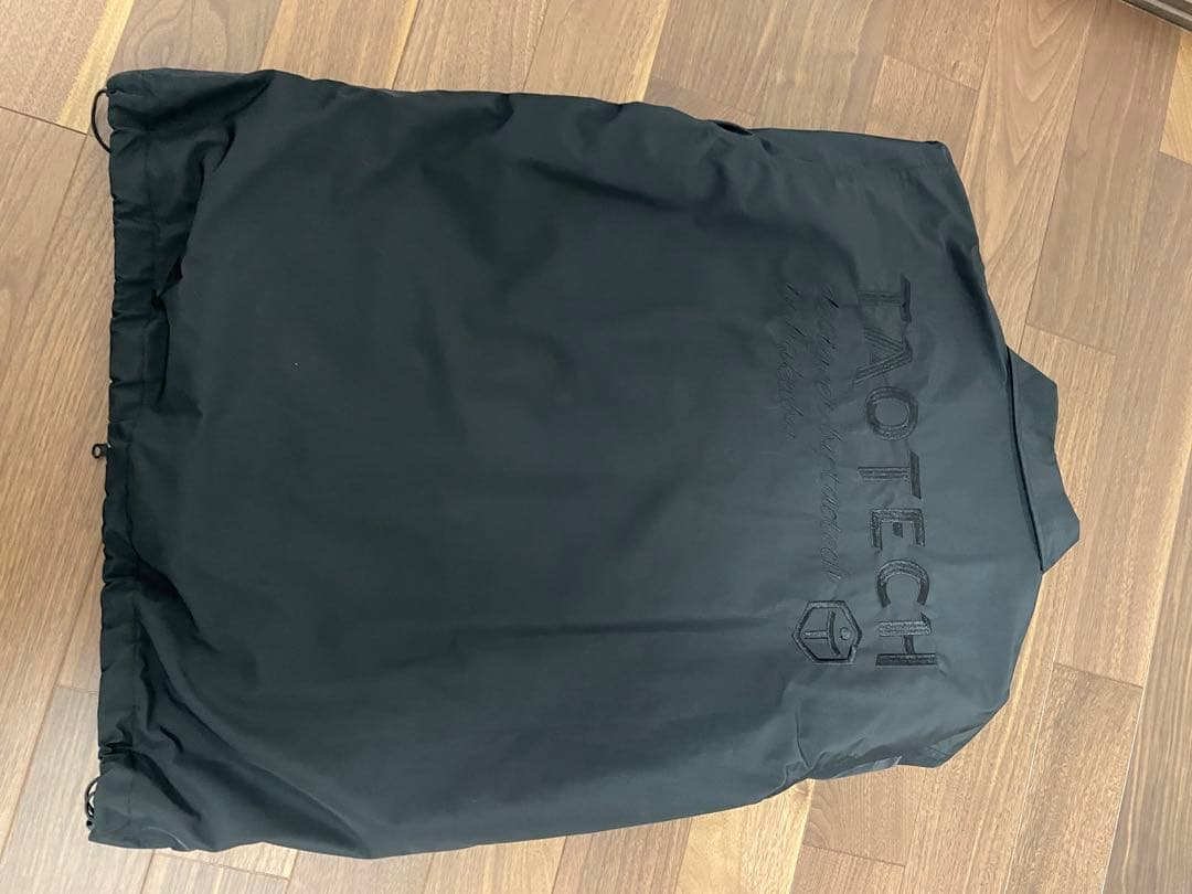 TAOTECH タオテックのコーチジャケットとベージュカーゴパンツセット