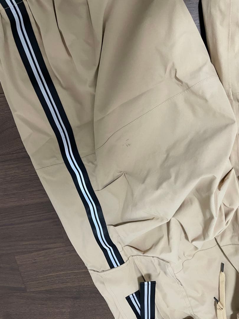 TAOTECH タオテックのコーチジャケットとベージュカーゴパンツセット