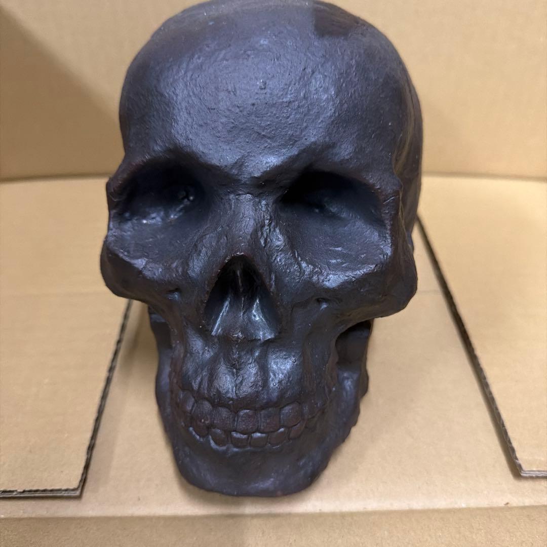 ダークブラウンの頭蓋骨置物　陶器