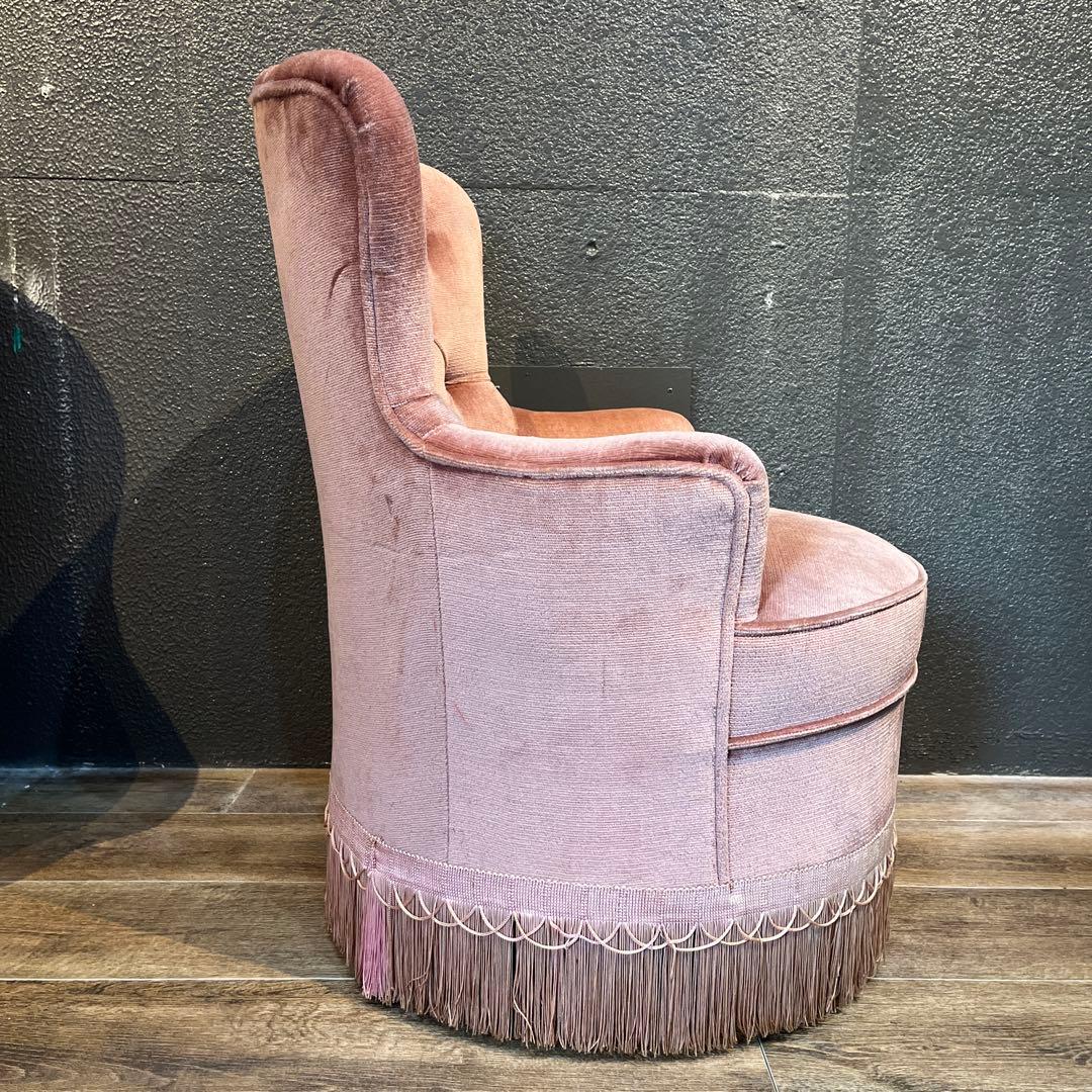 【ITページ 】ピンクのボタン留めアームチェア フリンジ付き／②