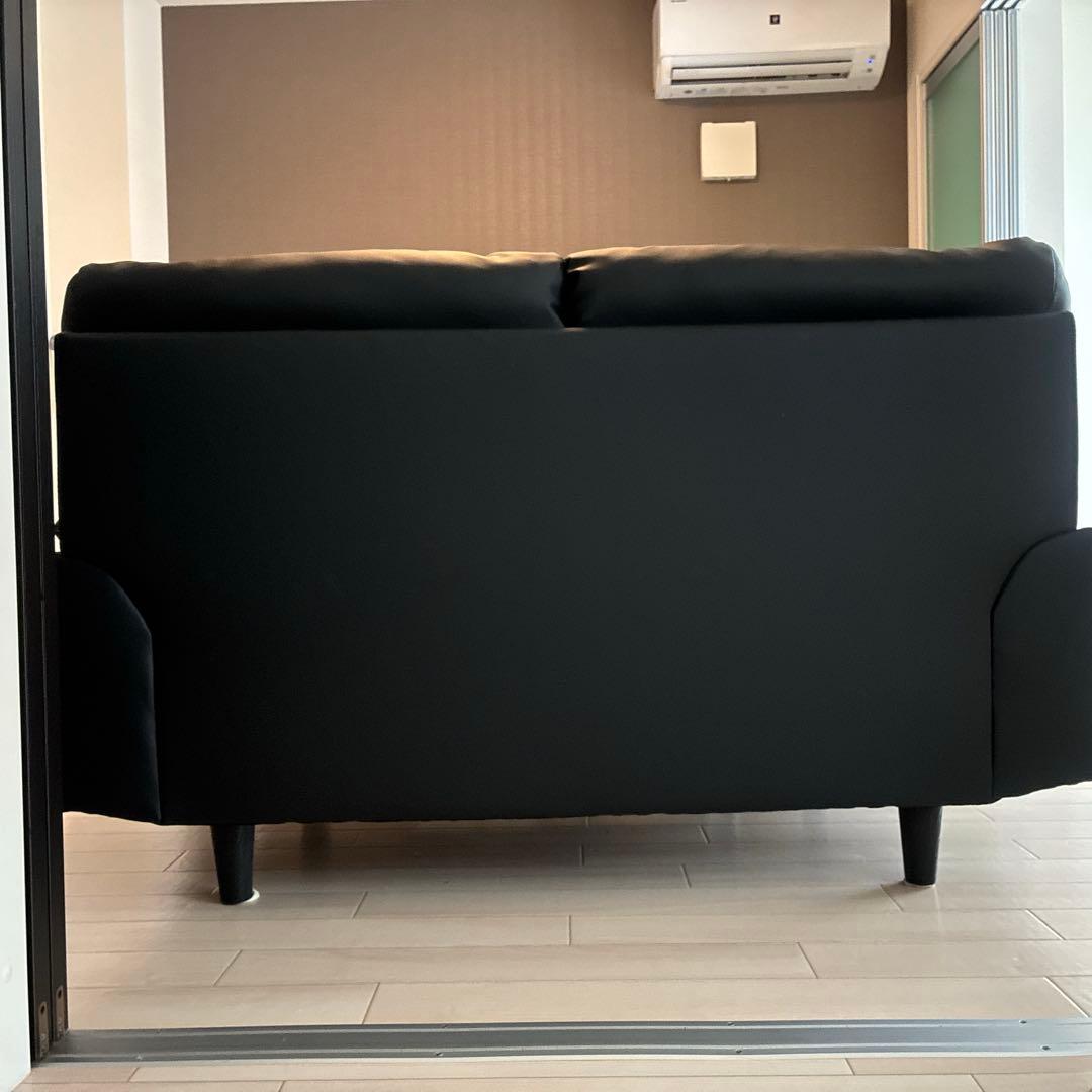 ブラック合成皮革2人掛けソファ