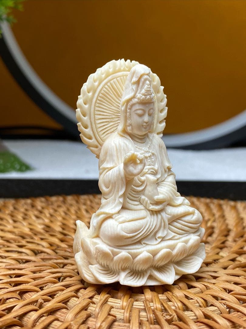 天然マンモス牙美しい手作り彫刻　浄瓶観音　置物