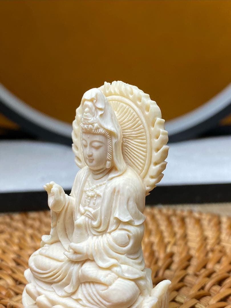 天然マンモス牙美しい手作り彫刻　浄瓶観音　置物