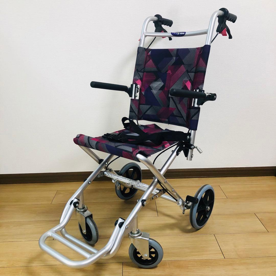 【美品、送料込み】車いす 軽量 コンパクト 介助式 簡易型 カドクラ　タッチ
