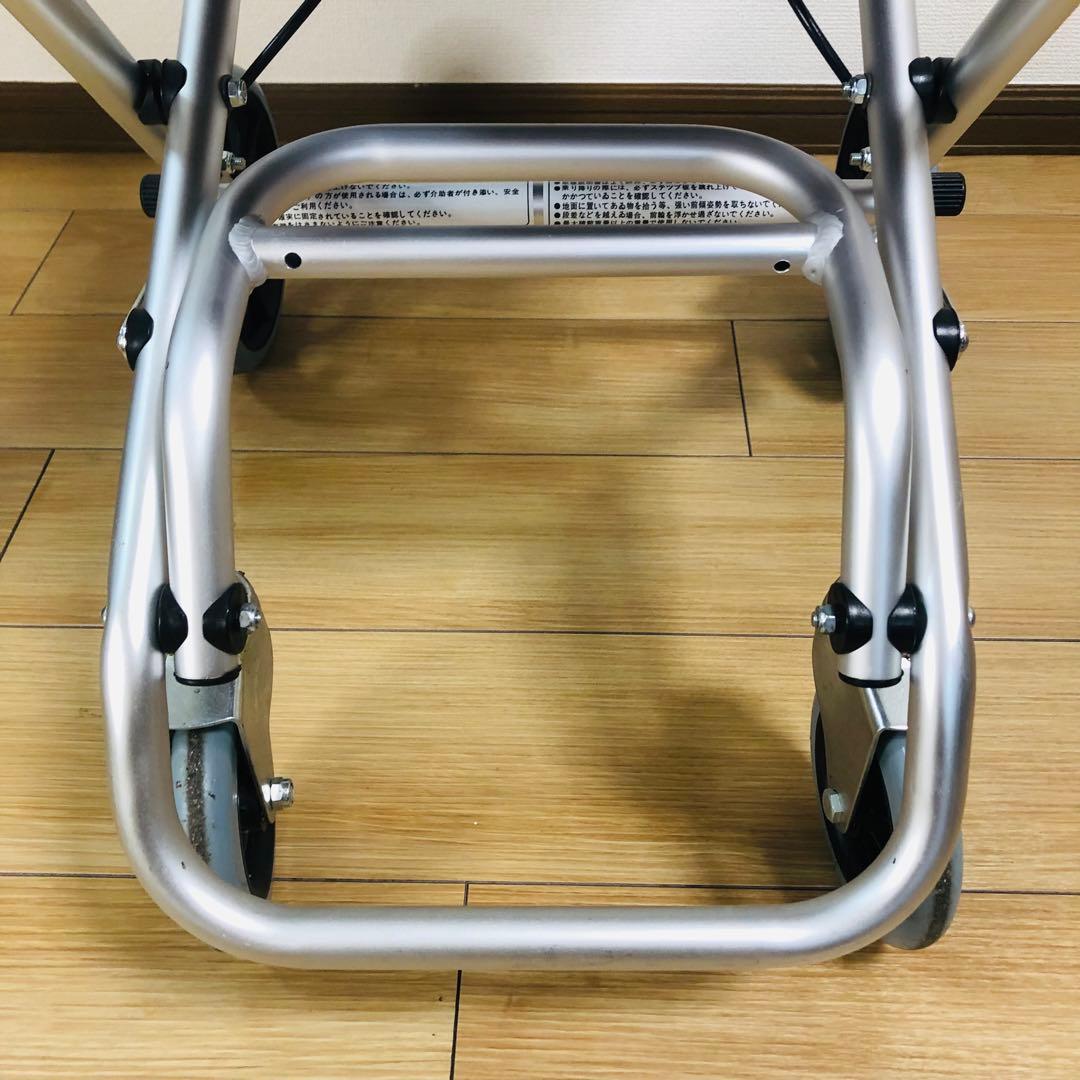 【美品、送料込み】車いす 軽量 コンパクト 介助式 簡易型 カドクラ　タッチ